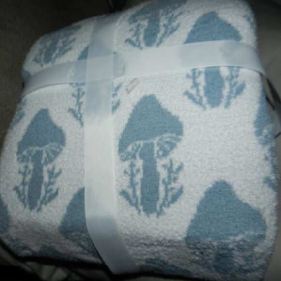 Mushrooms Soft & Cozy Feather Yard Oversized Throw 90" X 90" 🆕📦⌚🏃🏻💨⚡🚚 - Picture 5 of 13